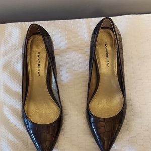 Very cute, chic and sexy brown patent leather pump